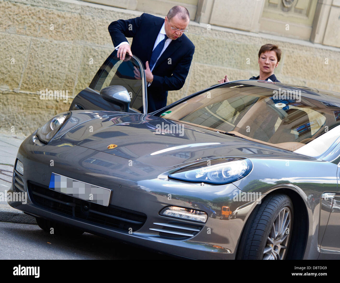 Stuttgart, Germania. Il 4 giugno 2013. Ex chief financial officer di Porsche, Holger Haerter e il suo avvocato Anne Wehnert entrare in una Porsche a Stoccarda in Germania 04 giugno 2013. Haerter è condannato a pagare una multa a causa di una frode. Foto: Daniel Bockwoldt Credito: dpa picture alliance/Alamy Live News Foto Stock