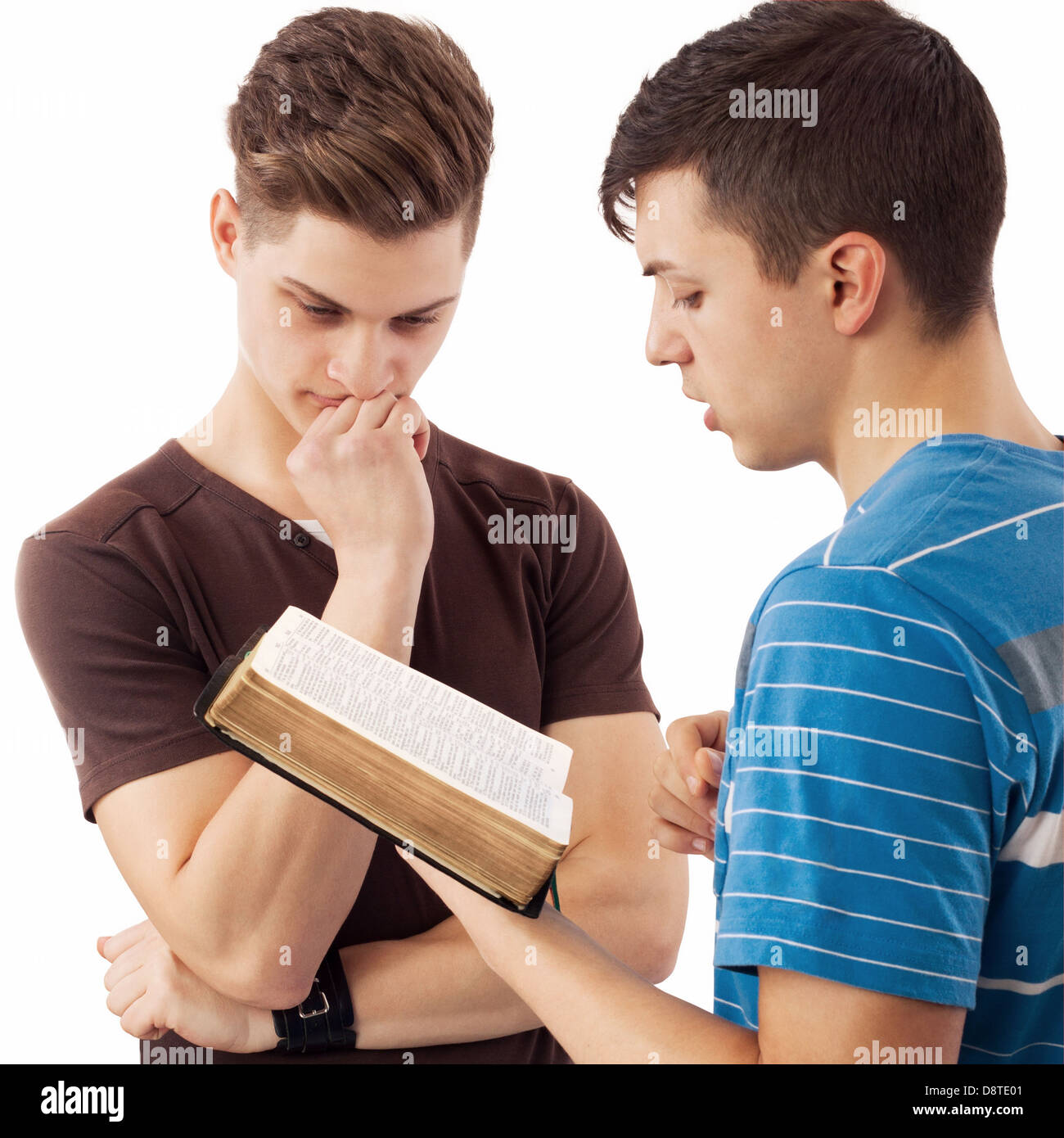 Giovane uomo che spiega la parola di Dio per il suo amico che pensa a. Foto Stock