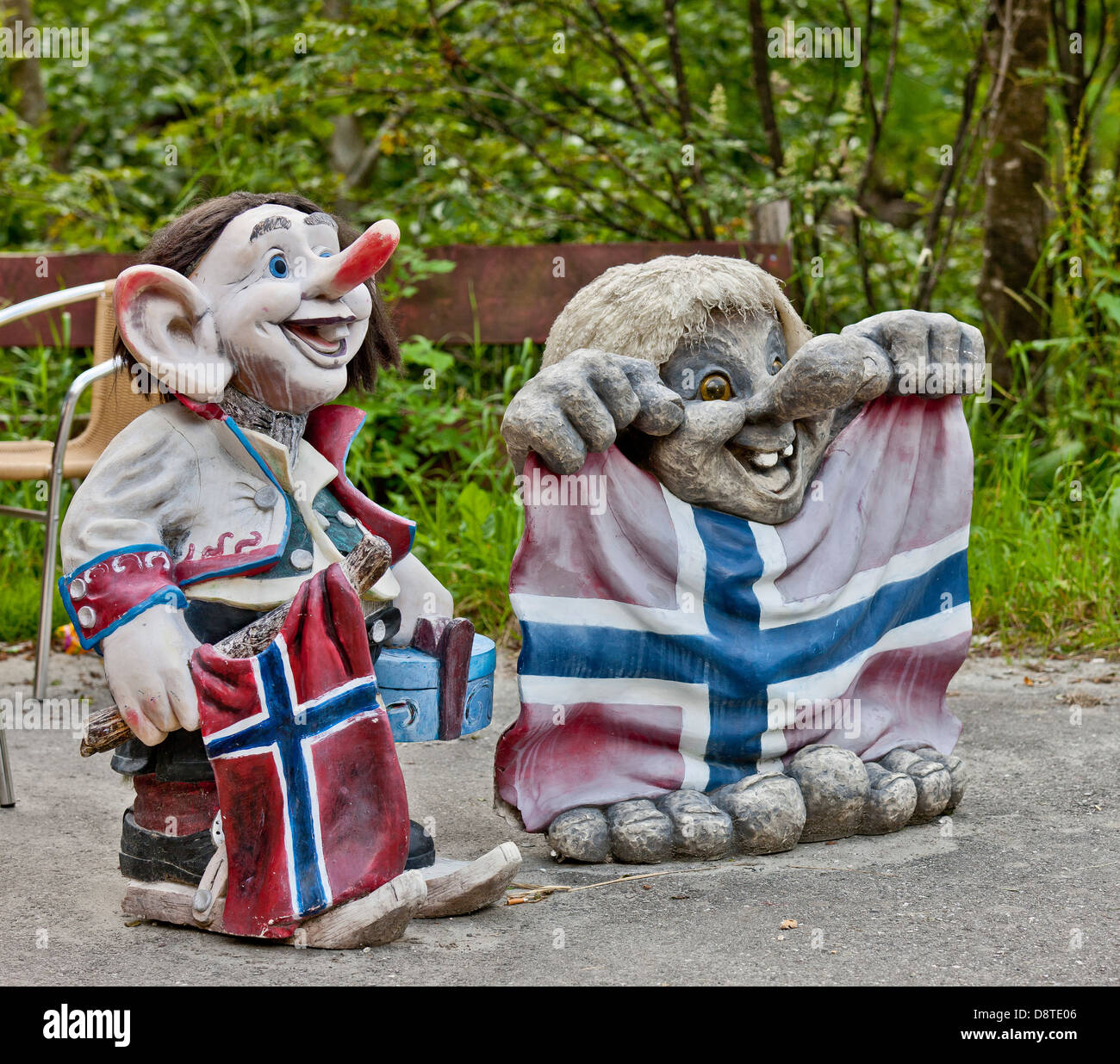 Troll norvegese con bandiera, Steinsdalsfossen, Norvegia. Foto Stock