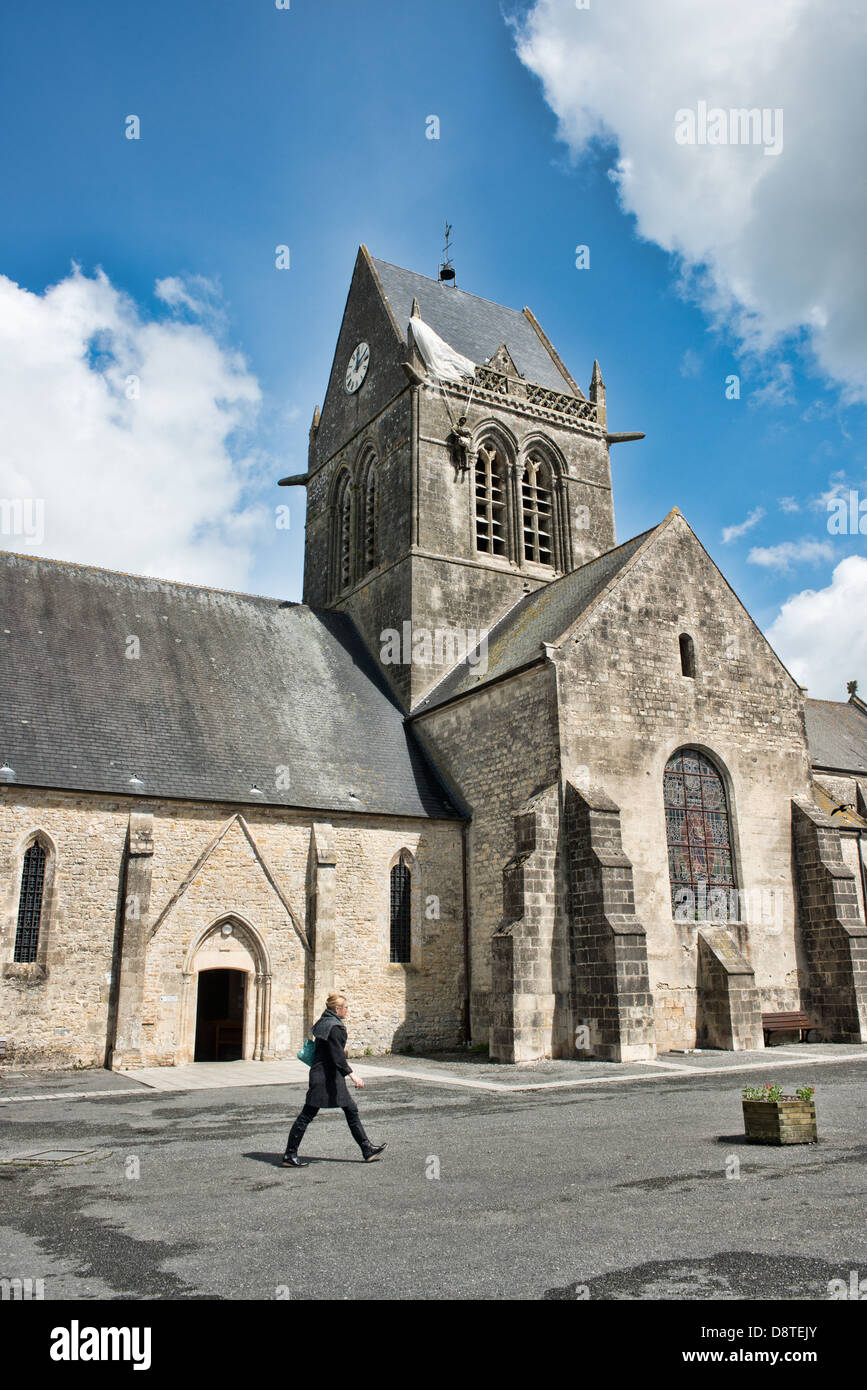 Un dummy American ww2 paracadutista sospesi dal campanile della chiesa di St Mere Eglise, Normandia, Francia Foto Stock