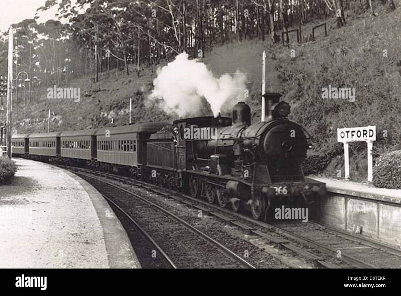 Una storica fotografia in bianco e nero della stazione ferroviaria di Otford nel New South Wales, conservata negli archivi dello State Records, che mostra la storia dei trasporti all'inizio del XX secolo. Foto Stock