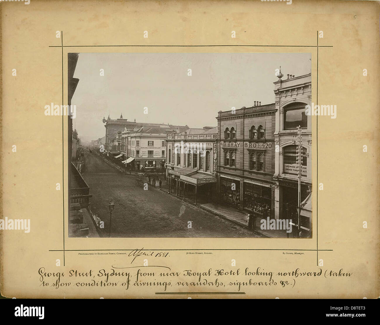 Una foto in bianco e nero del 1881 che mostra George Street a Sydney, scattata dal Royal Hotel. Presenta tende da sole, verande e cartelli segnaletici che catturano il carattere storico commerciale e architettonico della strada. Foto Stock