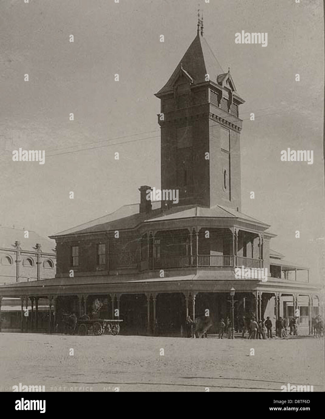 Una fotografia d'archivio in bianco e nero dell'ufficio postale di Broken Hill nel nuovo Galles del Sud, Australia. L'immagine cattura l'architettura dell'edificio e il suo ruolo nella regione più occidentale dello stato. Foto Stock