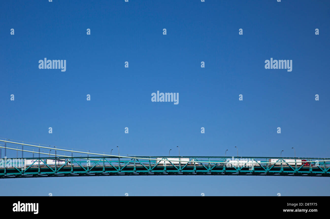 Detroit, Michigan - Carrello il traffico sul Ponte Ambassador che collega gli Stati Uniti e il Canada. Foto Stock