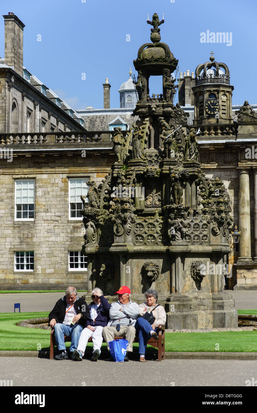 Holyrood Abbey e Palazzo, Edimburgo, Royal residence - ai visitatori di rilassarsi di fronte alla fontana barocca. Foto Stock