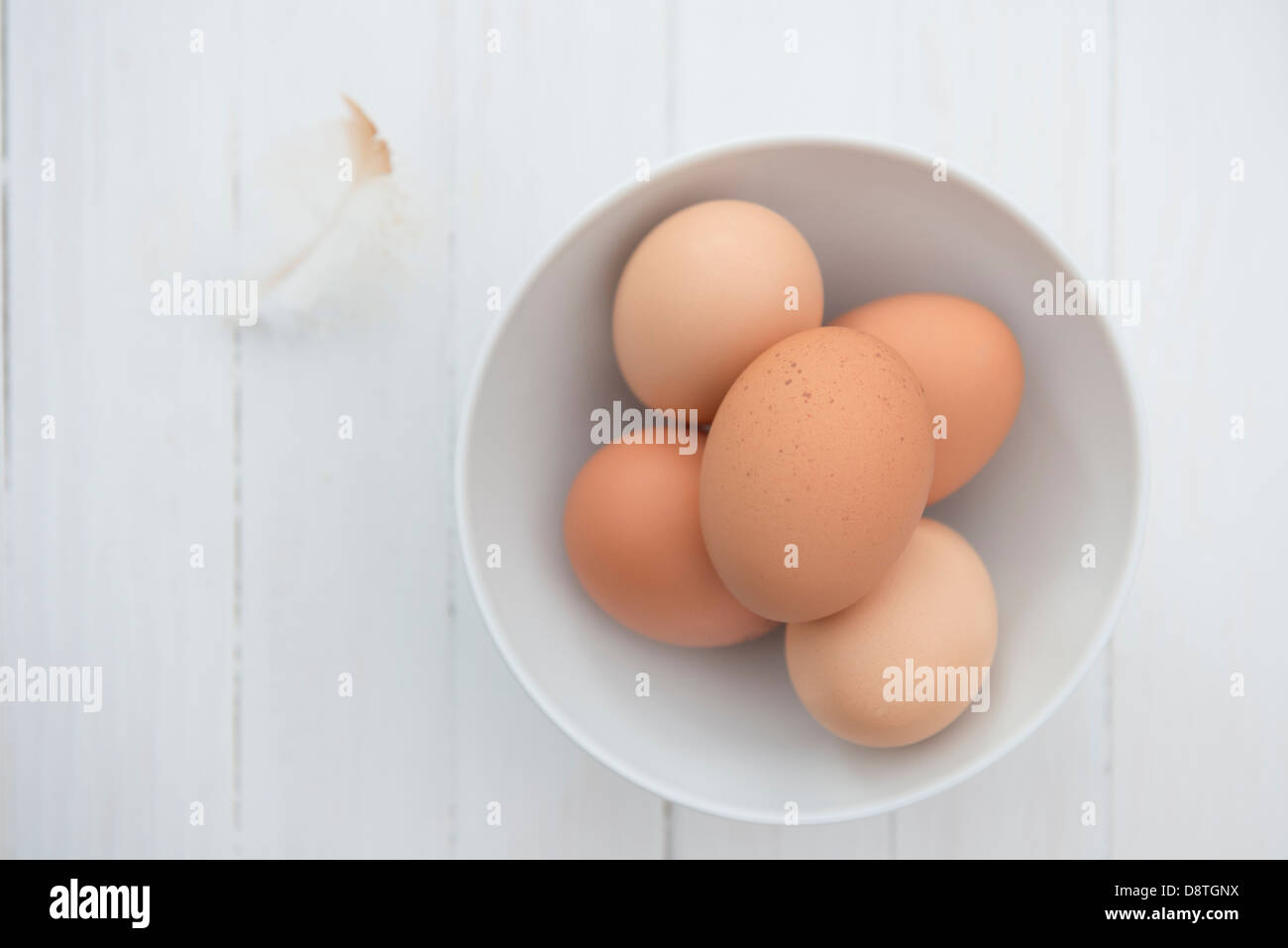 Fresca di cui organico gamma libera le uova in una terrina. Foto Stock