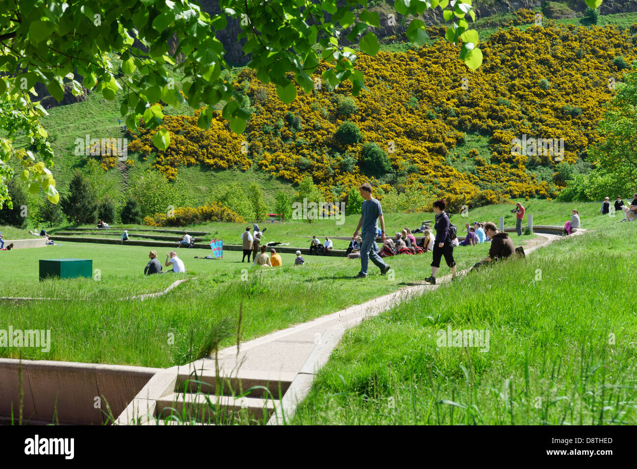 Edimburgo - Holyrood area intorno agli edifici del Parlamento. A piedi attraverso la zona del teatro. Foto Stock