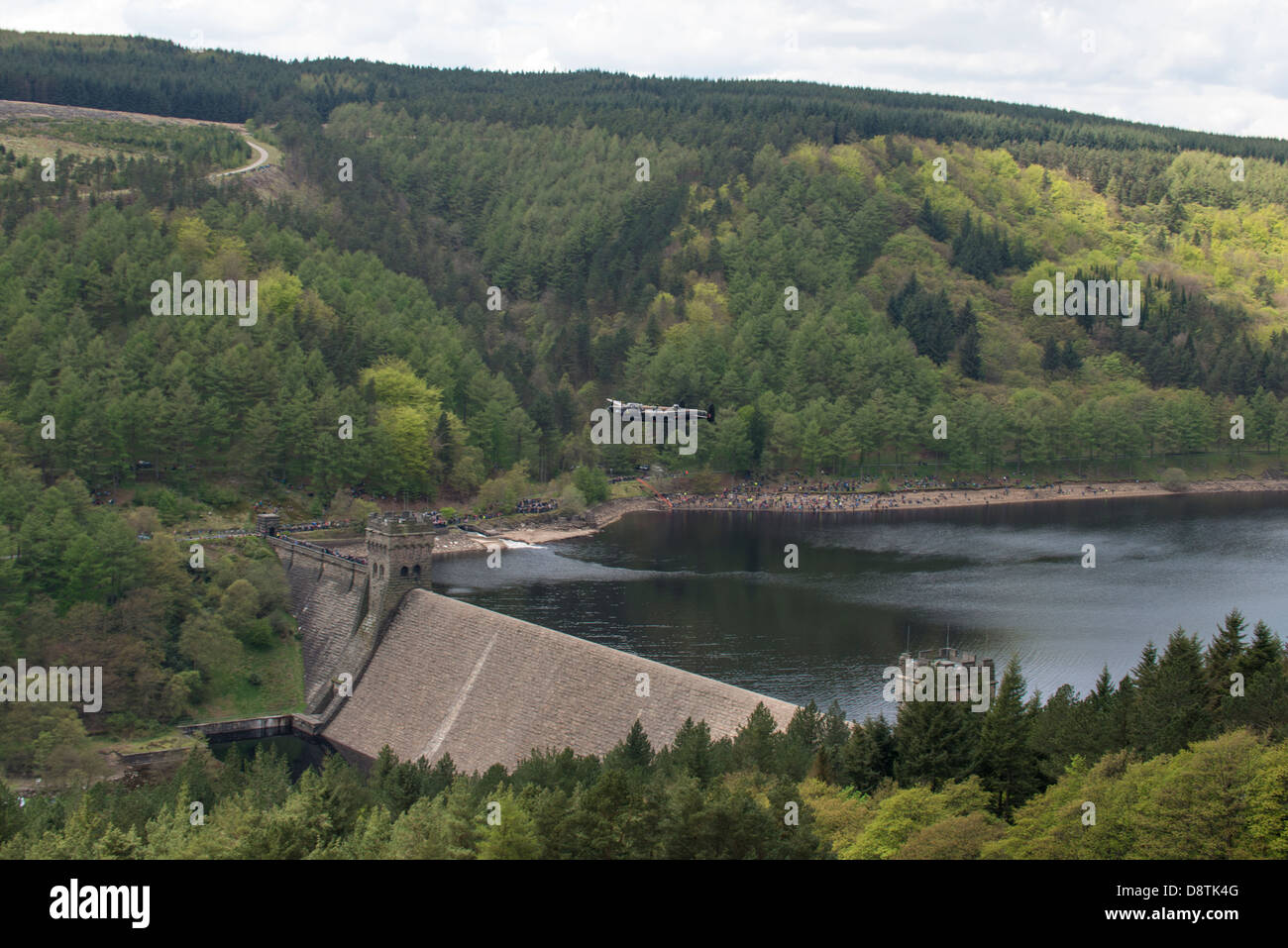 La Battaglia di Bretagna Memorial volo (BBMF) Avro Lancaster vola basso sopra la diga Derwent nella parte superiore della valle del Derwent Foto Stock