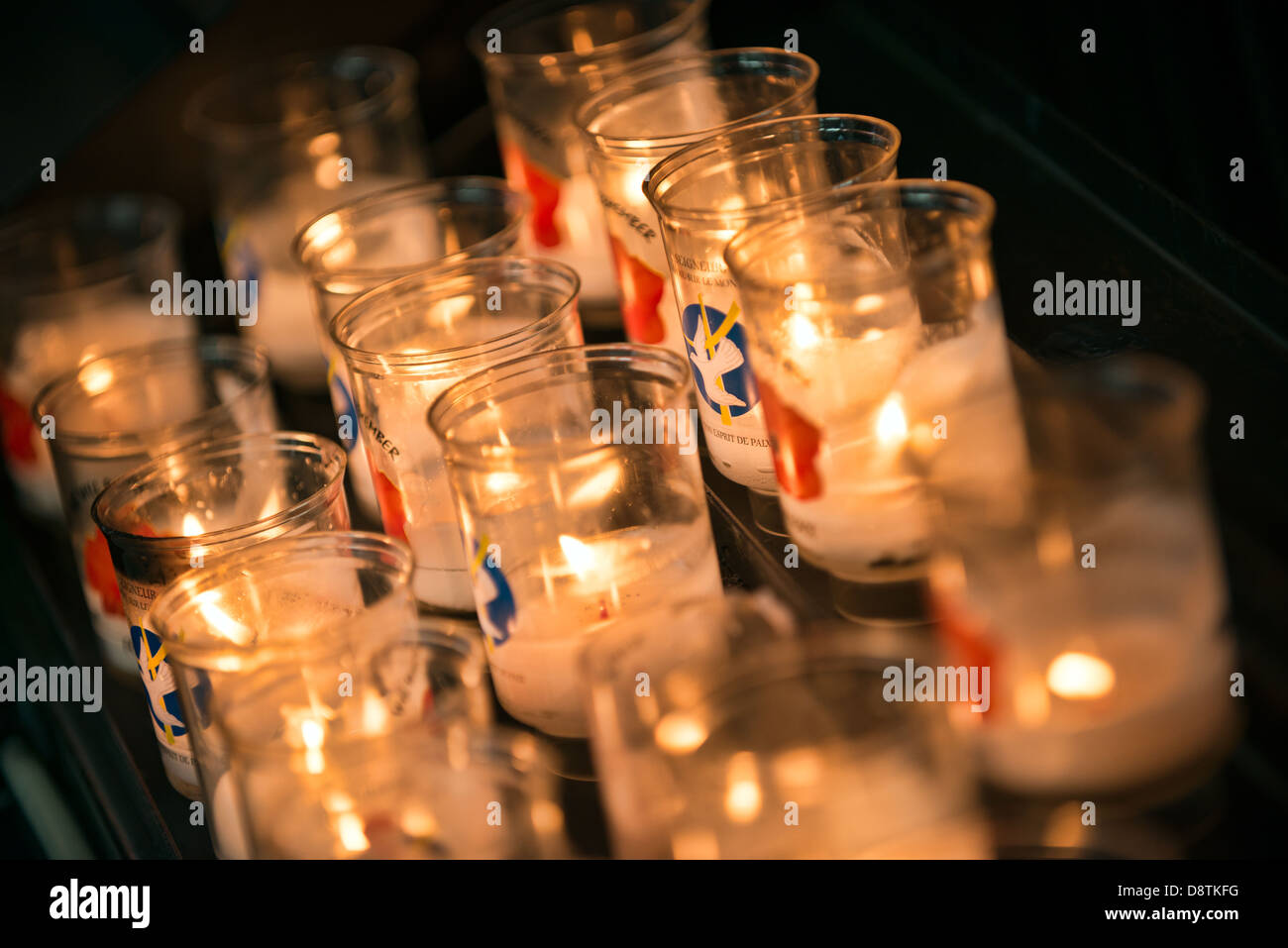 Illuminato nella preghiera della Chiesa candele Foto Stock