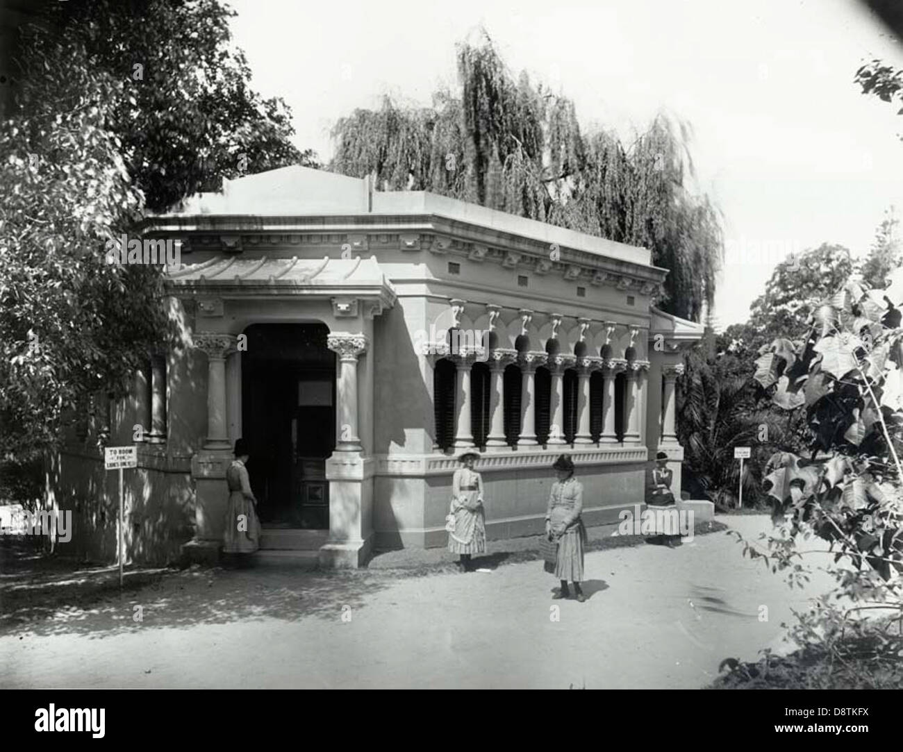 Questa storica fotografia in bianco e nero cattura le sale da tè dei Royal Botanic Gardens di Sydney, mostrando il design dello spazio all'inizio del XX secolo. L'immagine riflette l'atmosfera sociale dei giardini, una destinazione popolare per la gente del posto e i turisti. Foto Stock Questa storica fotografia in bianco e nero cattura le sale da tè dei Royal Botanic Gardens di Sydney, mostrando il design dello spazio all'inizio del XX secolo. L'immagine riflette l'atmosfera sociale dei giardini, una destinazione popolare per la gente del posto e i turisti. Foto Stock