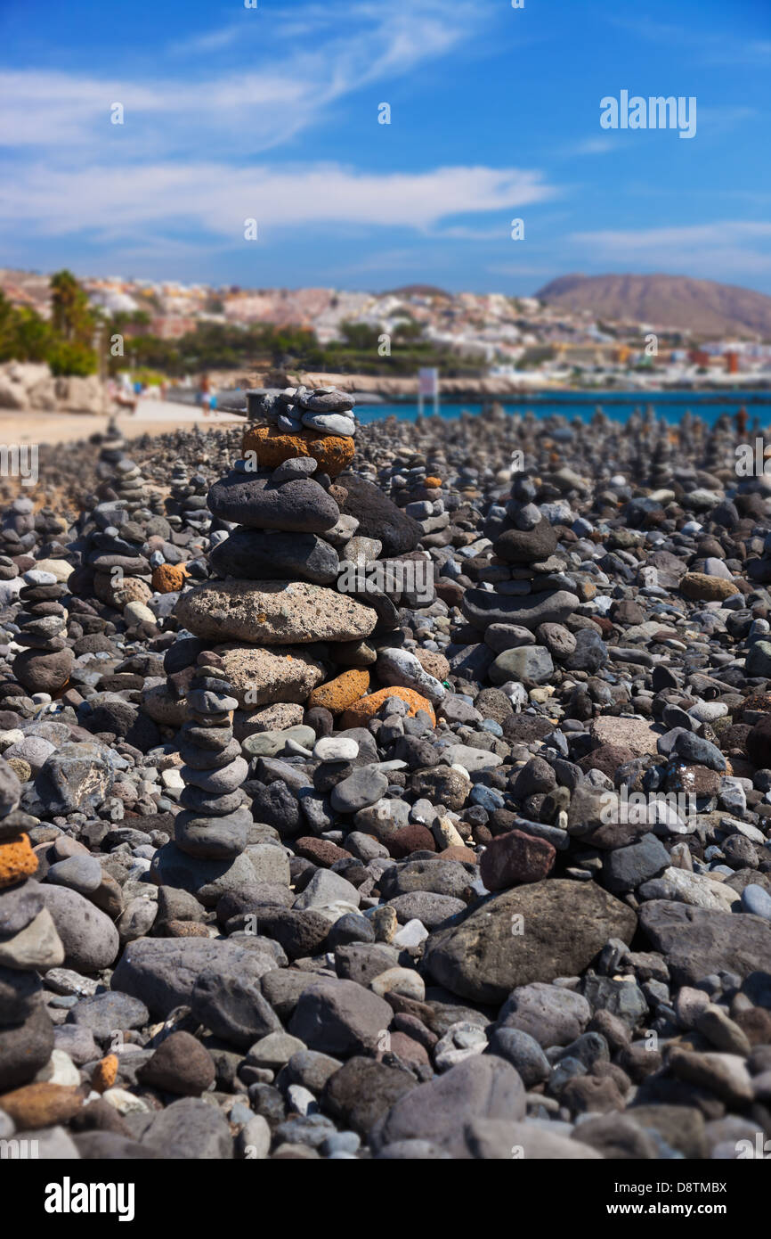 Pila di pietre sulla spiaggia Foto Stock