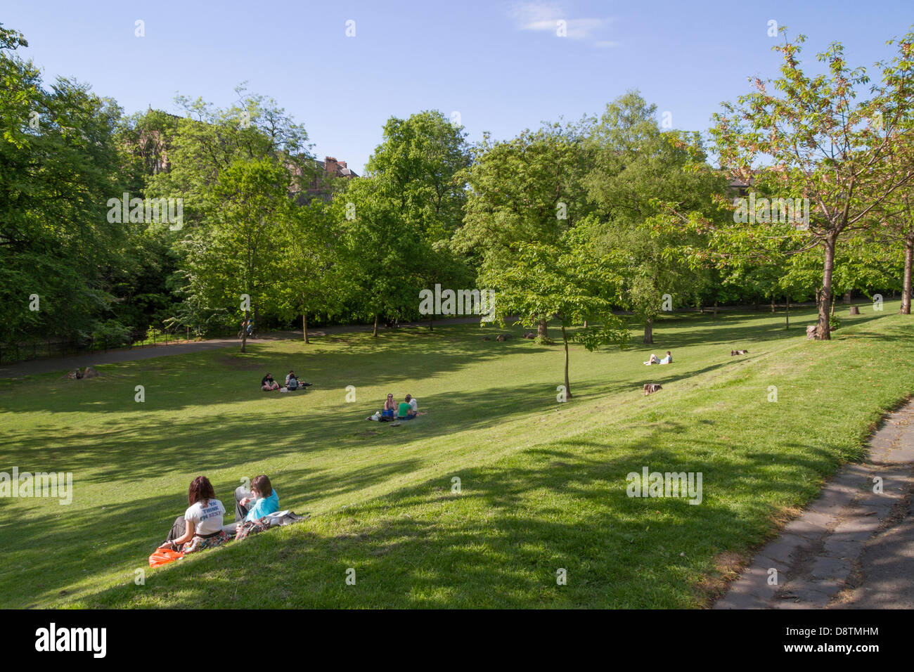 Edimburgo, Scozia, Regno Unito. Il 4 giugno 2013. Persone in Edinburgh godendo di uno dei giorni più caldi dell'anno. © Paul Stewart/Alamy Foto Stock