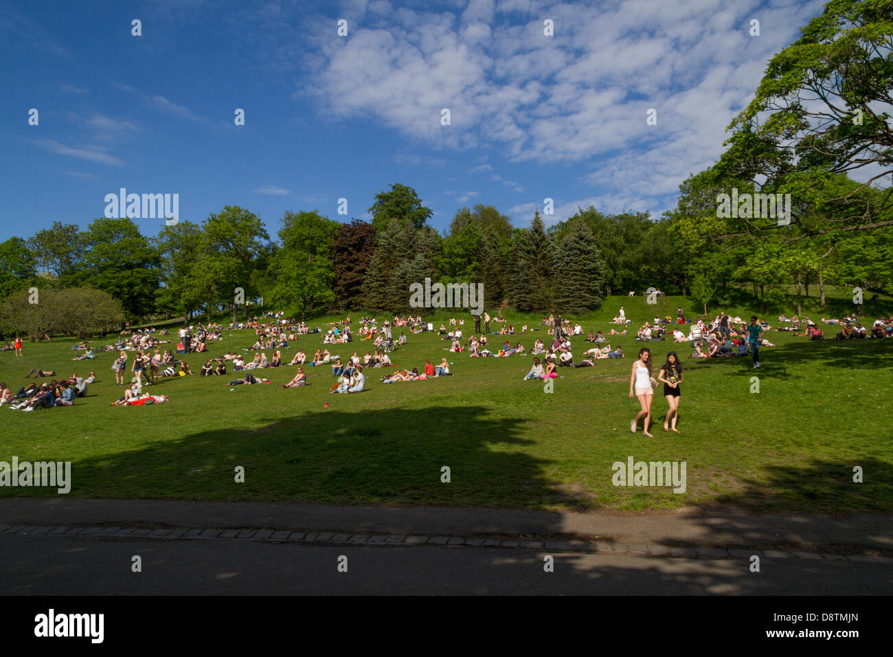 Edimburgo, Scozia, Regno Unito. Il 4 giugno 2013. Persone in Edinburgh godendo di uno dei giorni più caldi dell'anno. © Paul Stewart/Alamy Foto Stock