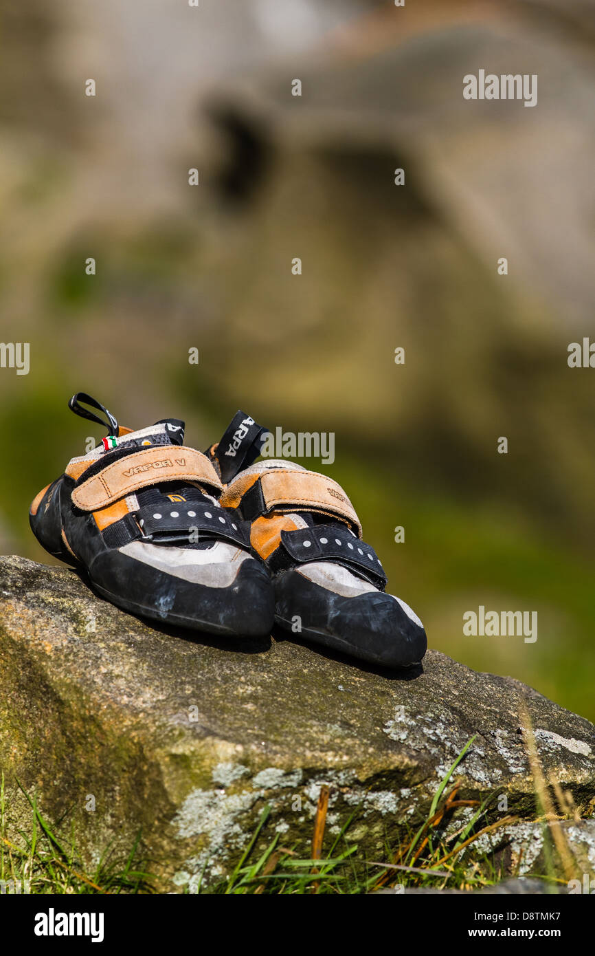 Arrampicata su roccia scarpe con sfondo sfocato a Stanage Edge, Regno Unito Foto Stock