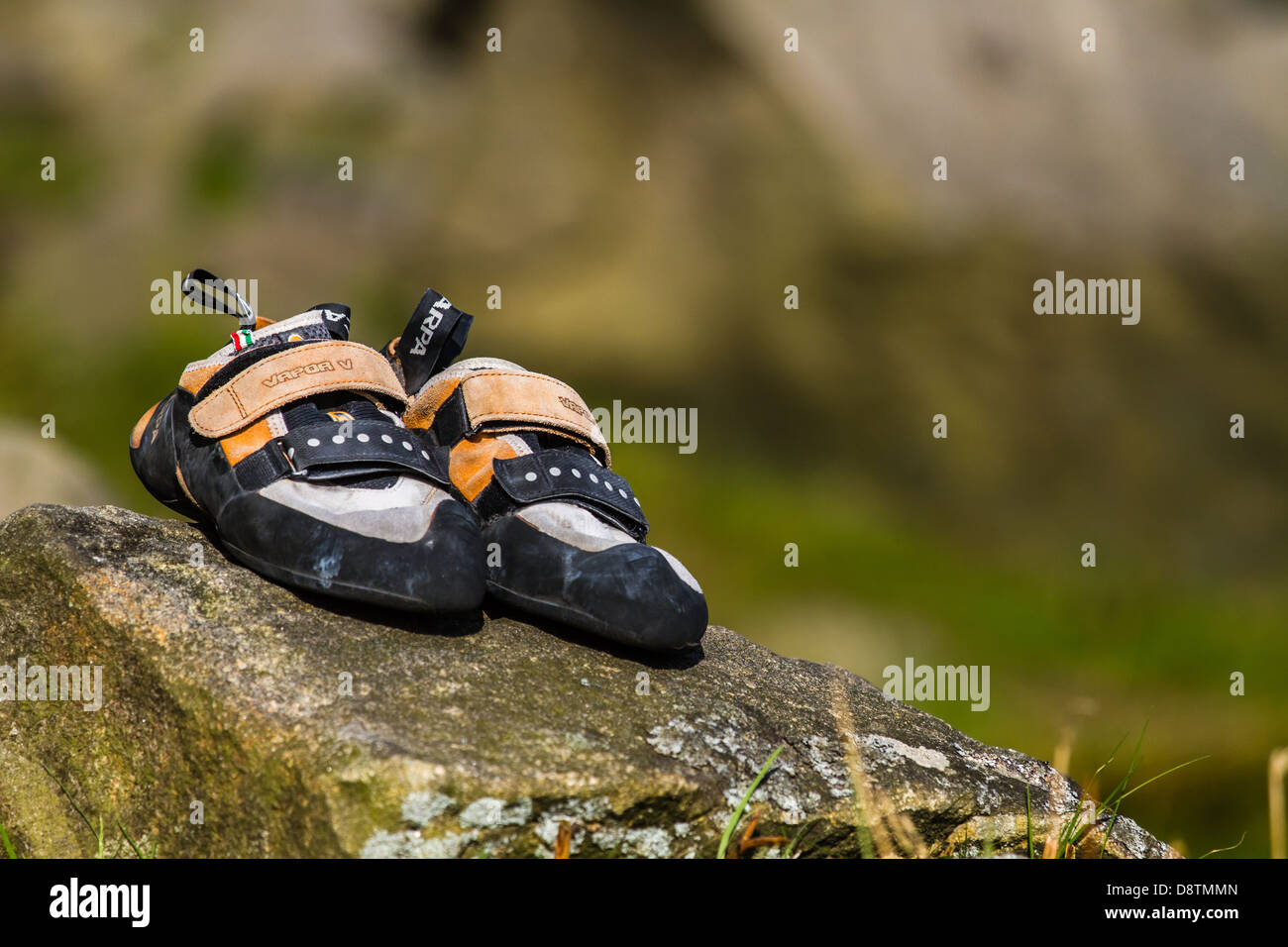 Arrampicata su roccia scarpe con sfondo sfocato a bordo Stanage Foto Stock