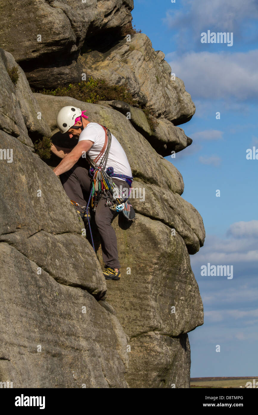 Tradizionale rock scalatore persona salendo una roccia arrampicata a bordo Stanage Foto Stock