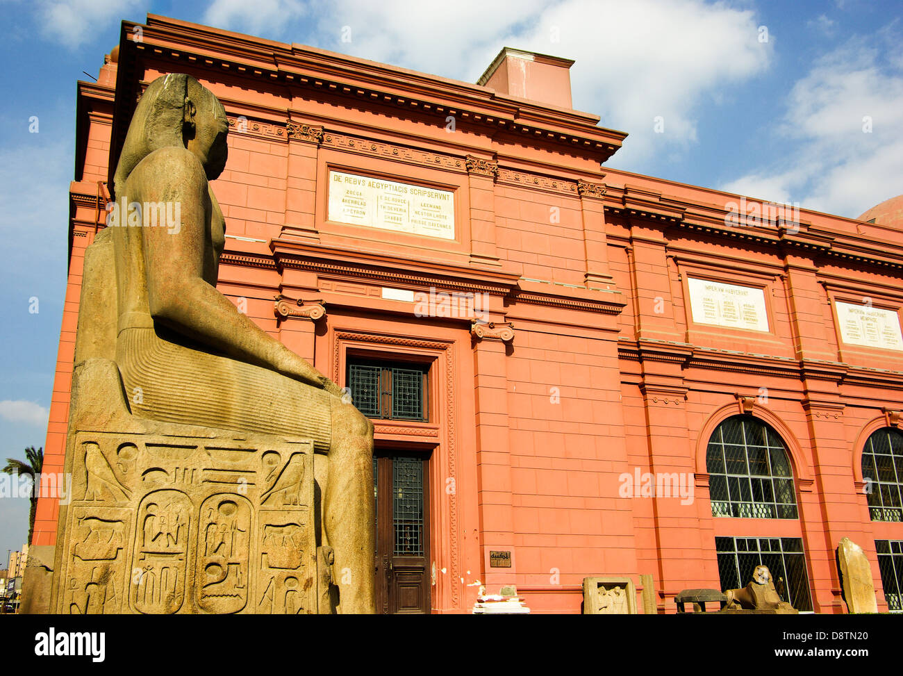 Statua di faraone all'ingresso del Museo delle Antichità Egizie al Cairo, Egitto Foto Stock