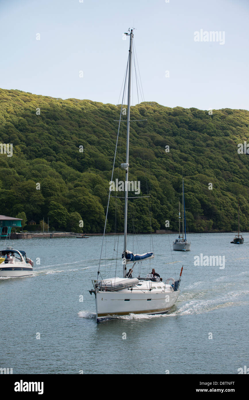 Automobilismo fino al fiume Dart nel Devon, in Inghilterra in un bel Beneteau Oceanis 373 Clipper Yacht a vela Foto Stock