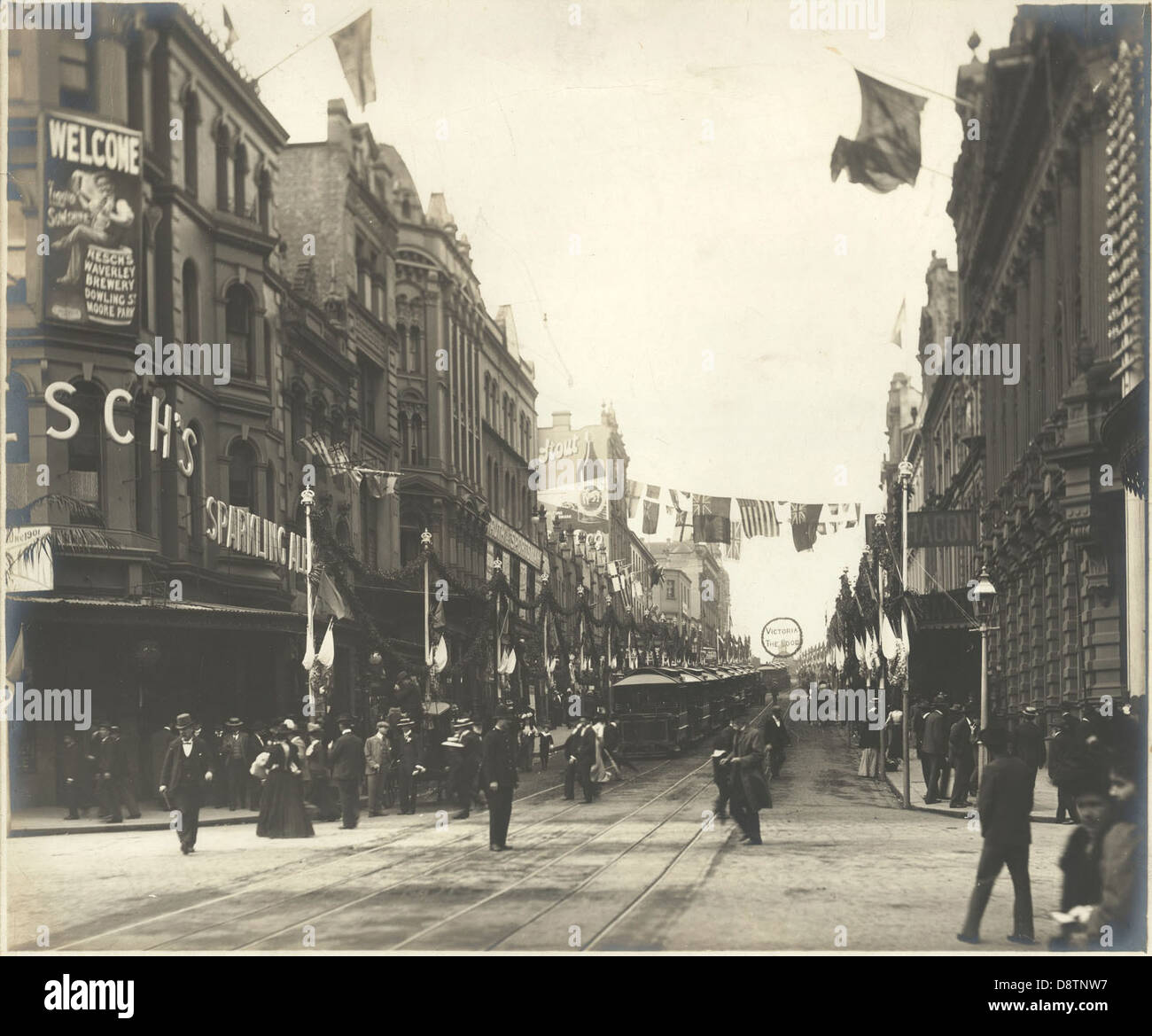 Una fotografia in bianco e nero che mostra le decorazioni di King Street e Pitt Street a Sydney, commemorando una visita reale. Le strade erano adornate con bandiere federali e decorazioni per celebrare l'occasione. Foto Stock