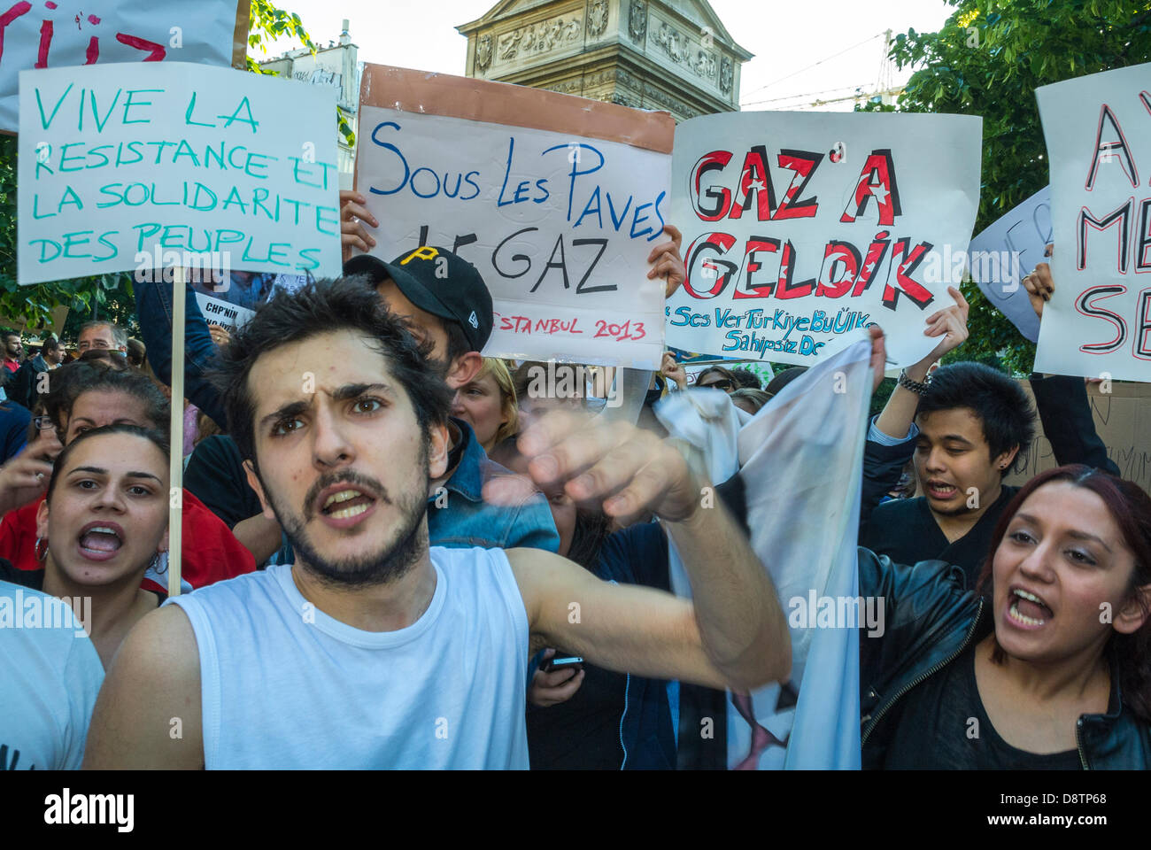 Parigi, Francia. Il popolo turco protesta contro la repressione del governo turco nelle recenti manifestazioni anti-governative An-kara. Con cartelli di protesta su Street, DEMO DEI GIOVANI, folla arrabbiata, proteste che urlano Foto Stock