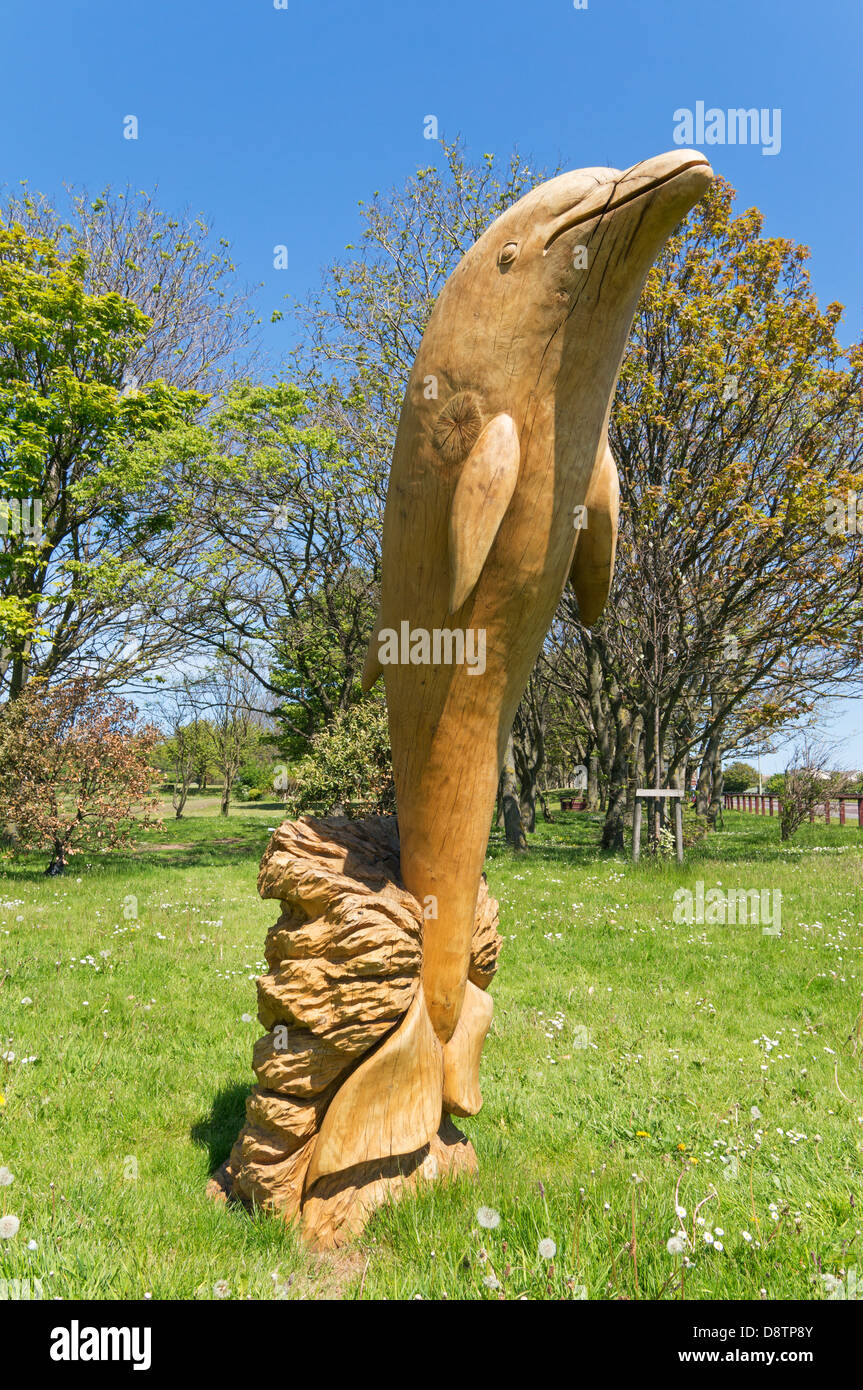 Delfino in legno scultura Whitburn, North East England, Regno Unito Foto Stock