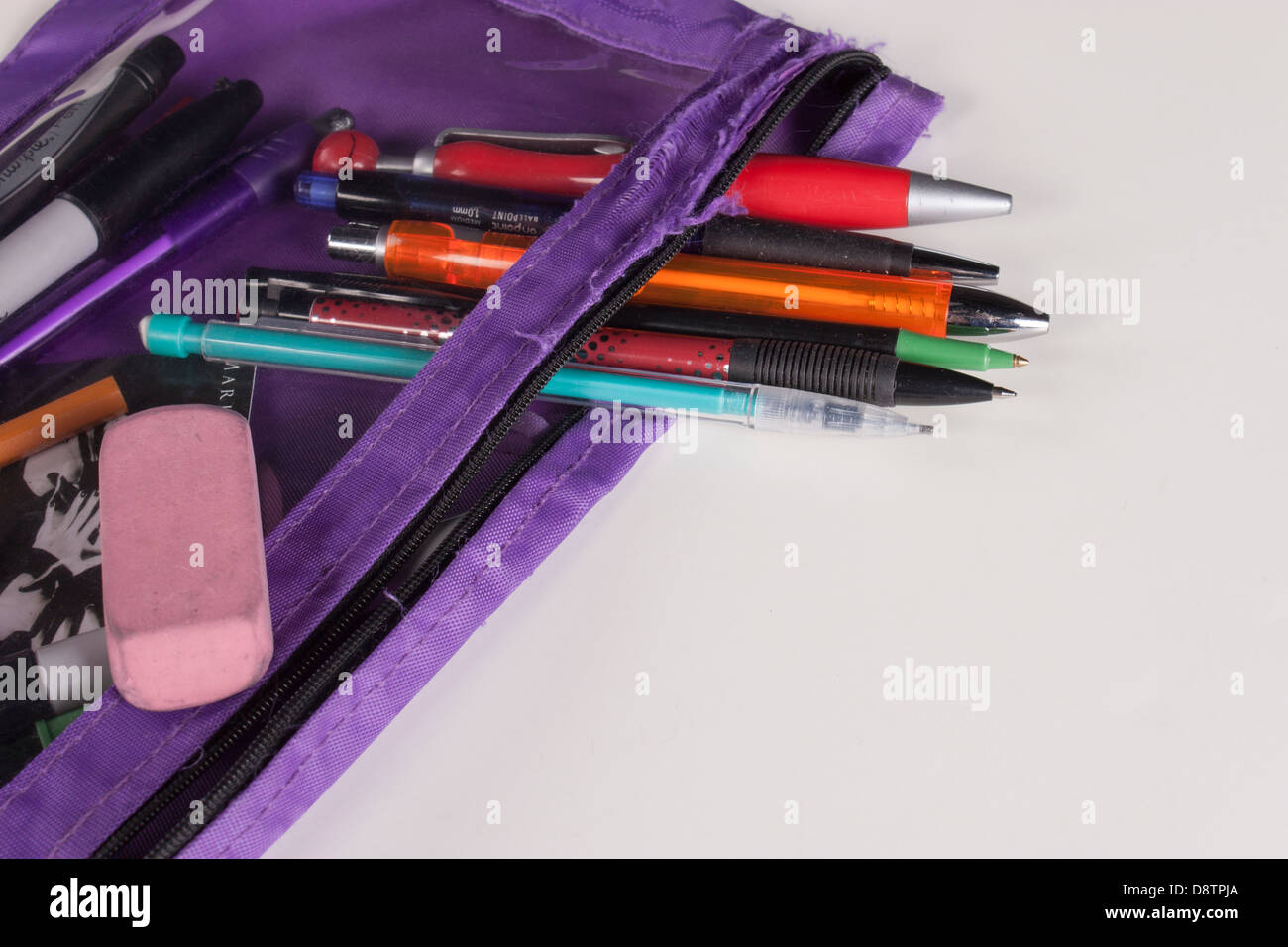 Custodia a matita con penne e matite e gomma su sfondo bianco Foto stock -  Alamy