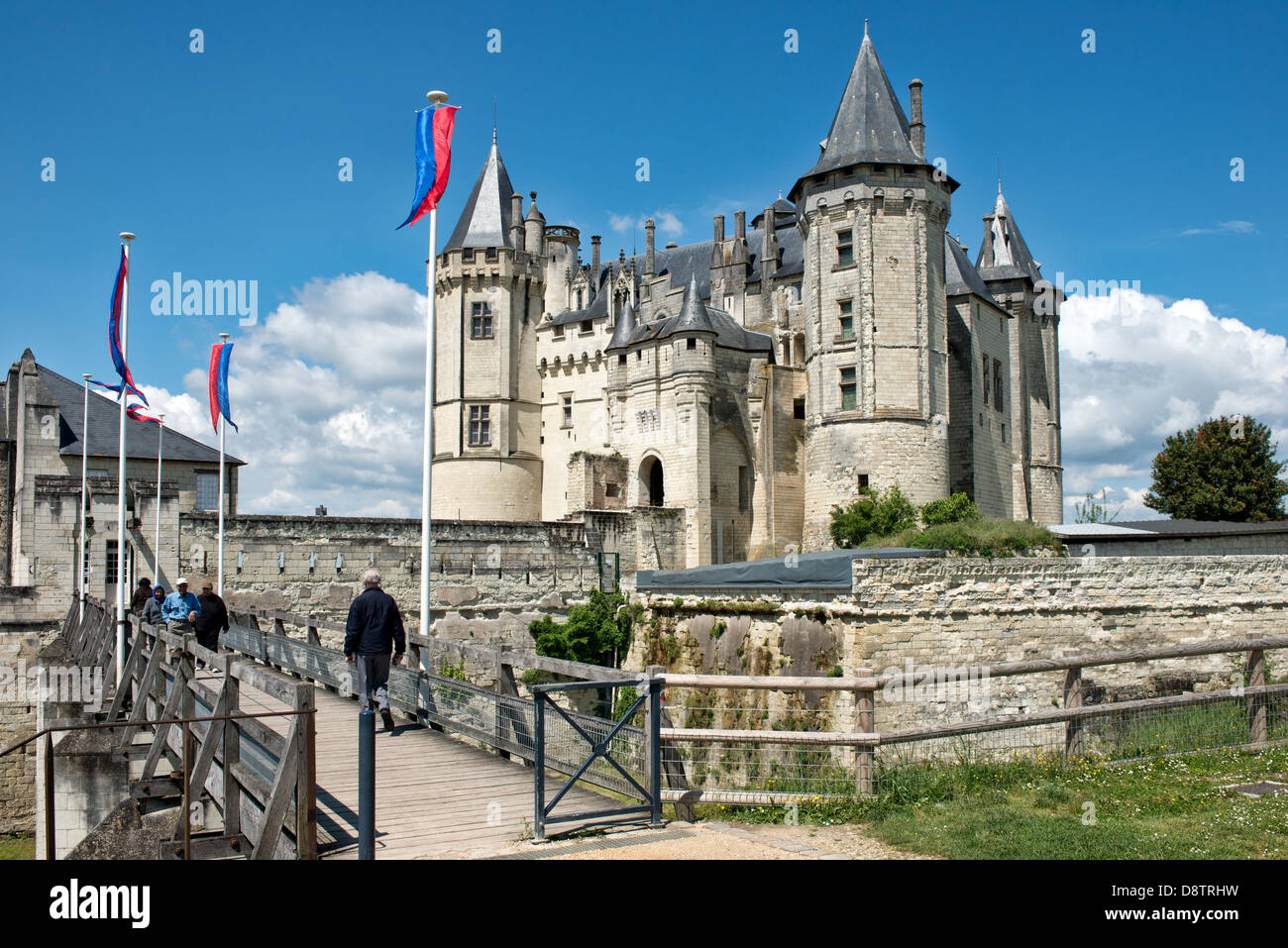 Una vista del centro storico di Château de Saumur nella Valle della Loira, in Francia. Mostra turisti attraversando il ponte che conduce al castello Foto Stock