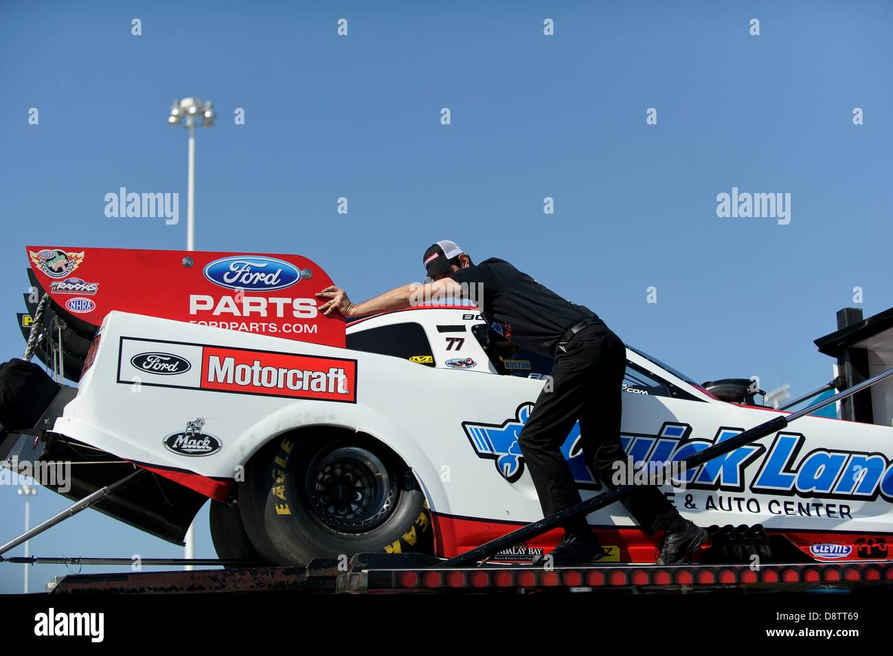 1 giugno 2013 - Englishtown, New Jersey, Stati Uniti - Giugno 01, 2013: i lavoratori scaricare la Ford Motorcraft Funny auto di Bob Tasca prima della Toyota Summernationals a canalina Park di Englishtown, New Jersey. Foto Stock