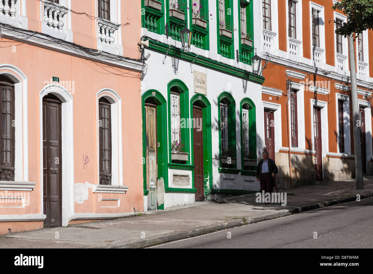Facciate colorate su Calle 7 in Candelaria distretto, Bogotà, Colombia Foto Stock