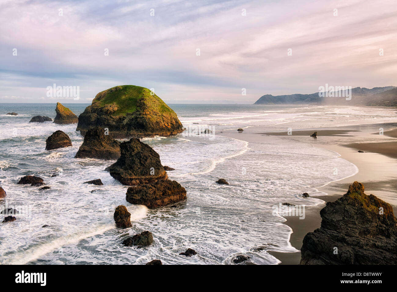 Prima luce su molte mare offshore pile a Crook punto su Oregon la costa sud nella Contea di Curry. Foto Stock