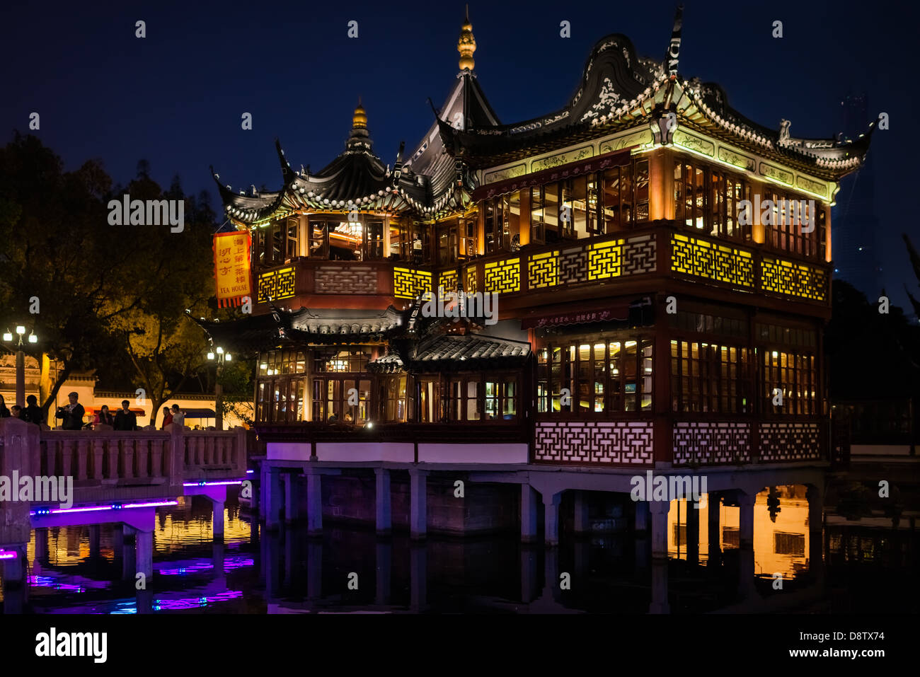 Shanghai, Cina - 7 Aprile 2013: antica casa da tè Fang Bang Zhong Lu città vecchia di notte nella città di Shanghai in Cina il 7 aprile 2013 Foto Stock