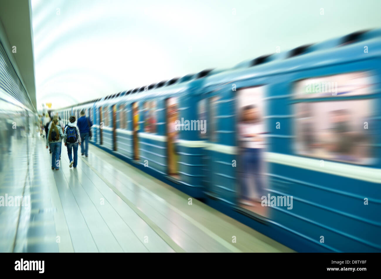 Alla stazione della metropolitana Foto Stock