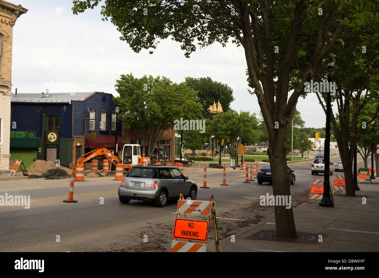 Costruzione di fognature nel centro cittadino di Montague, Michigan, Stati Uniti d'America. Il traffico viene instradato attorno al sito in costruzione. Foto Stock