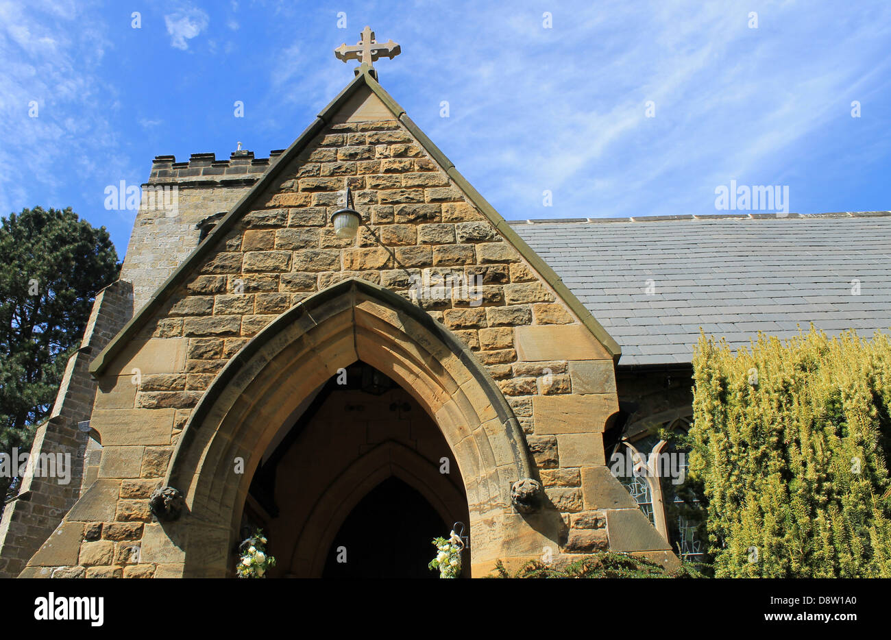 Esterno della vecchia chiesa di pietra in Scalby Village, Inghilterra. Foto Stock