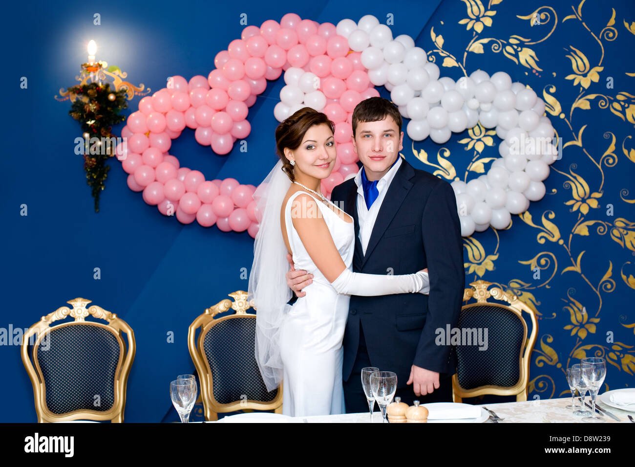 Lo sposo e la sposa al banchetto Foto Stock