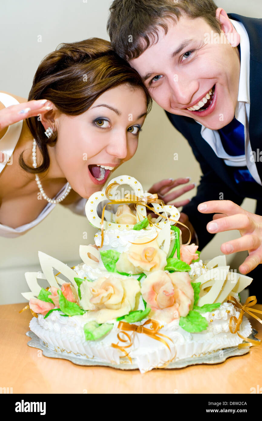 Lo sposo e la sposa con torta di nozze Foto Stock