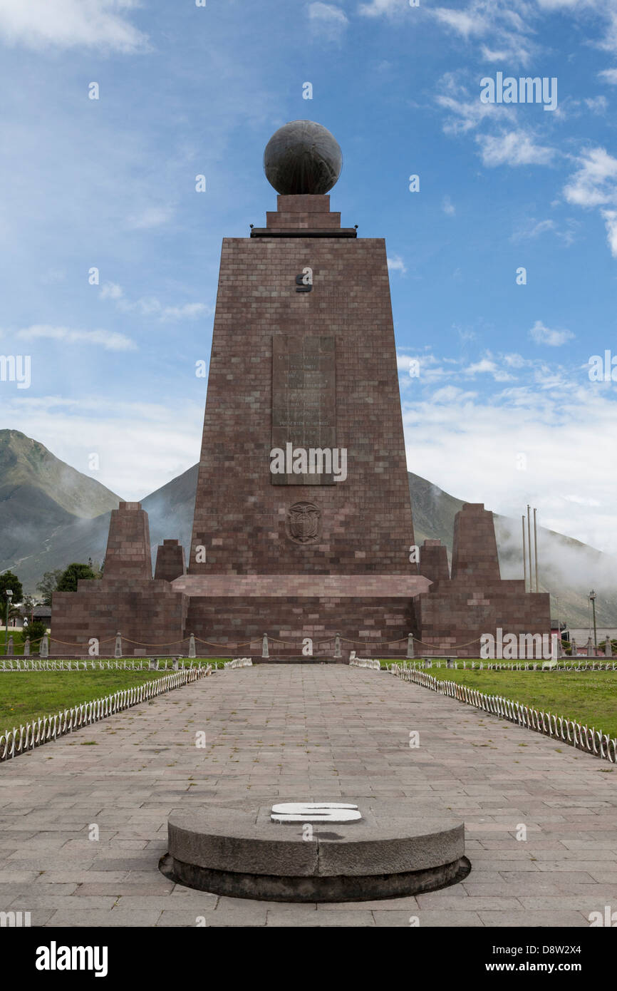 Mitad del Mundo, monumento, la marcatura della linea equatoriale, vicino a Quito, Ecuador Foto Stock