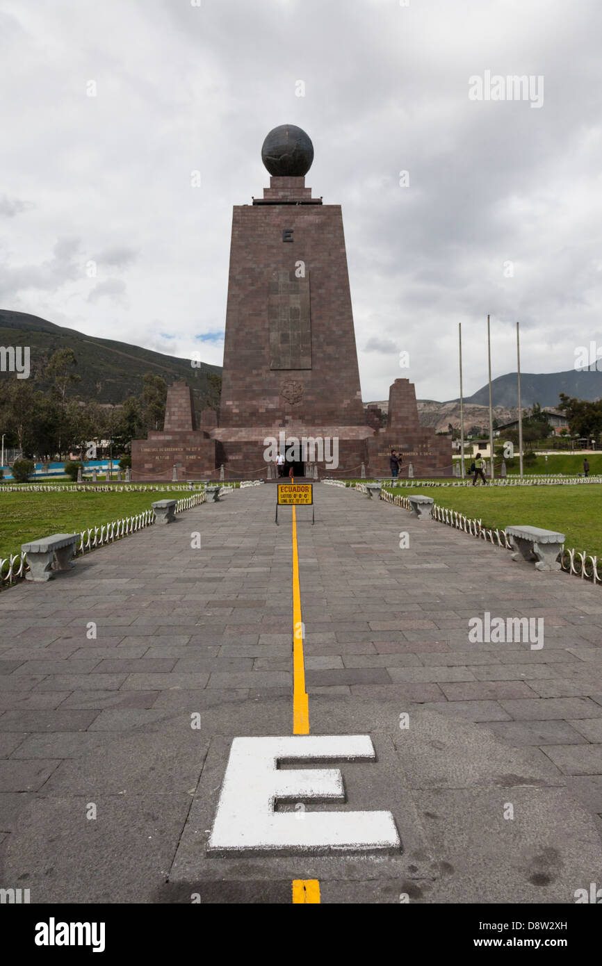 Mitad del Mundo, monumento, la marcatura della linea equatoriale, vicino a Quito, Ecuador Foto Stock