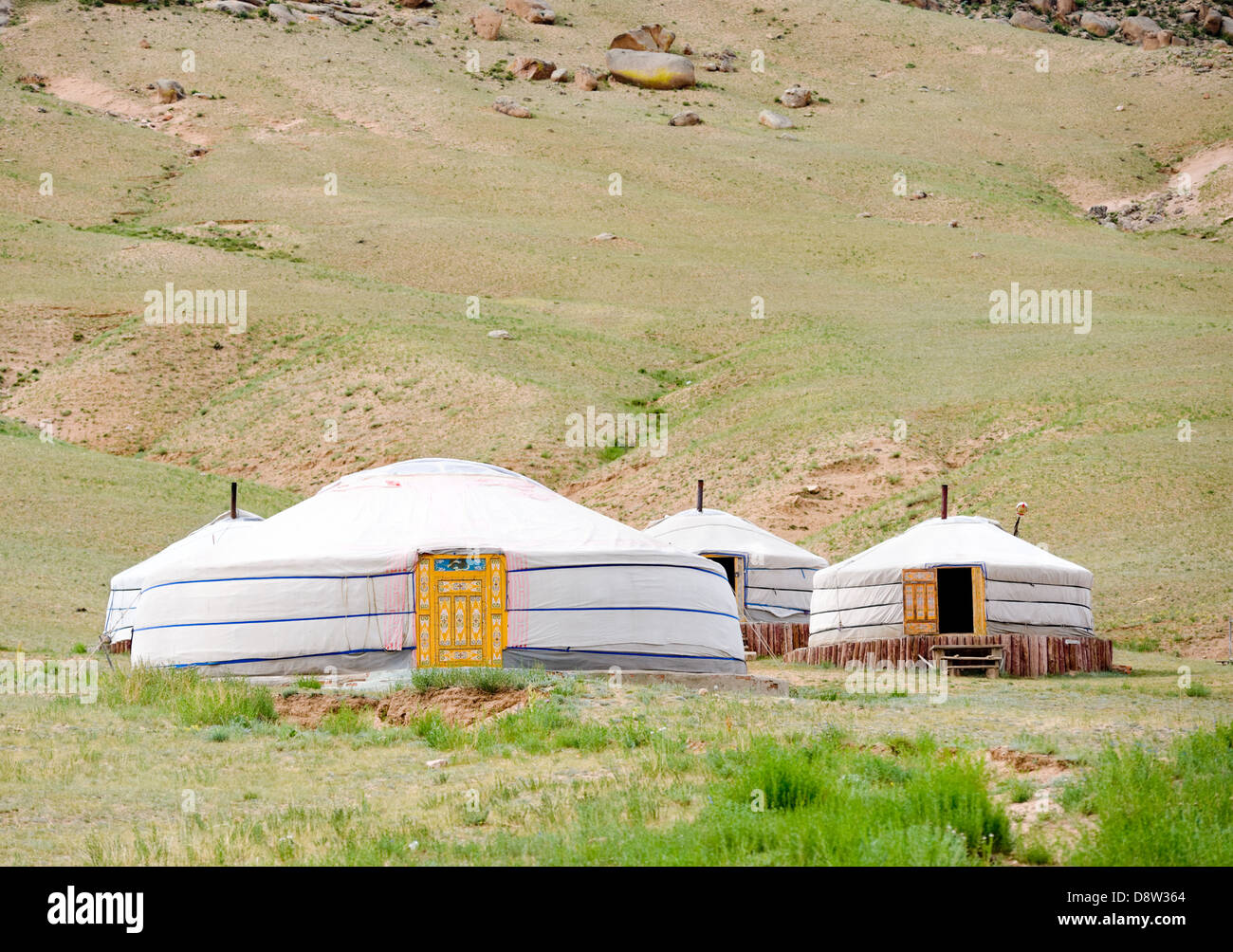 Il mongolo jurts al piede della montagna Foto Stock