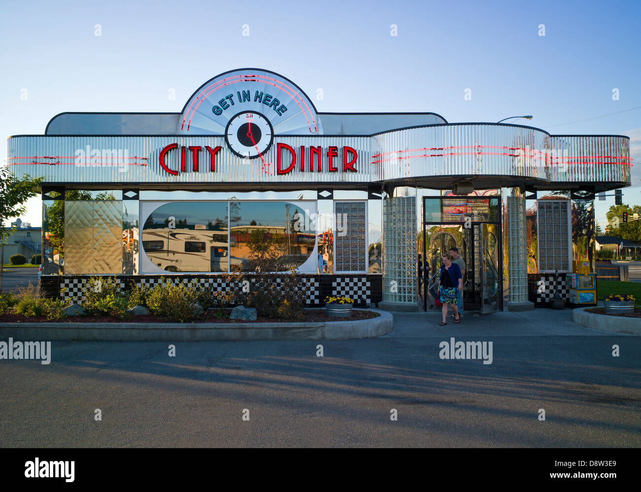 Vista esterna del design retrò in acciaio inox City Diner, Anchorage, Alaska, STATI UNITI D'AMERICA Foto Stock