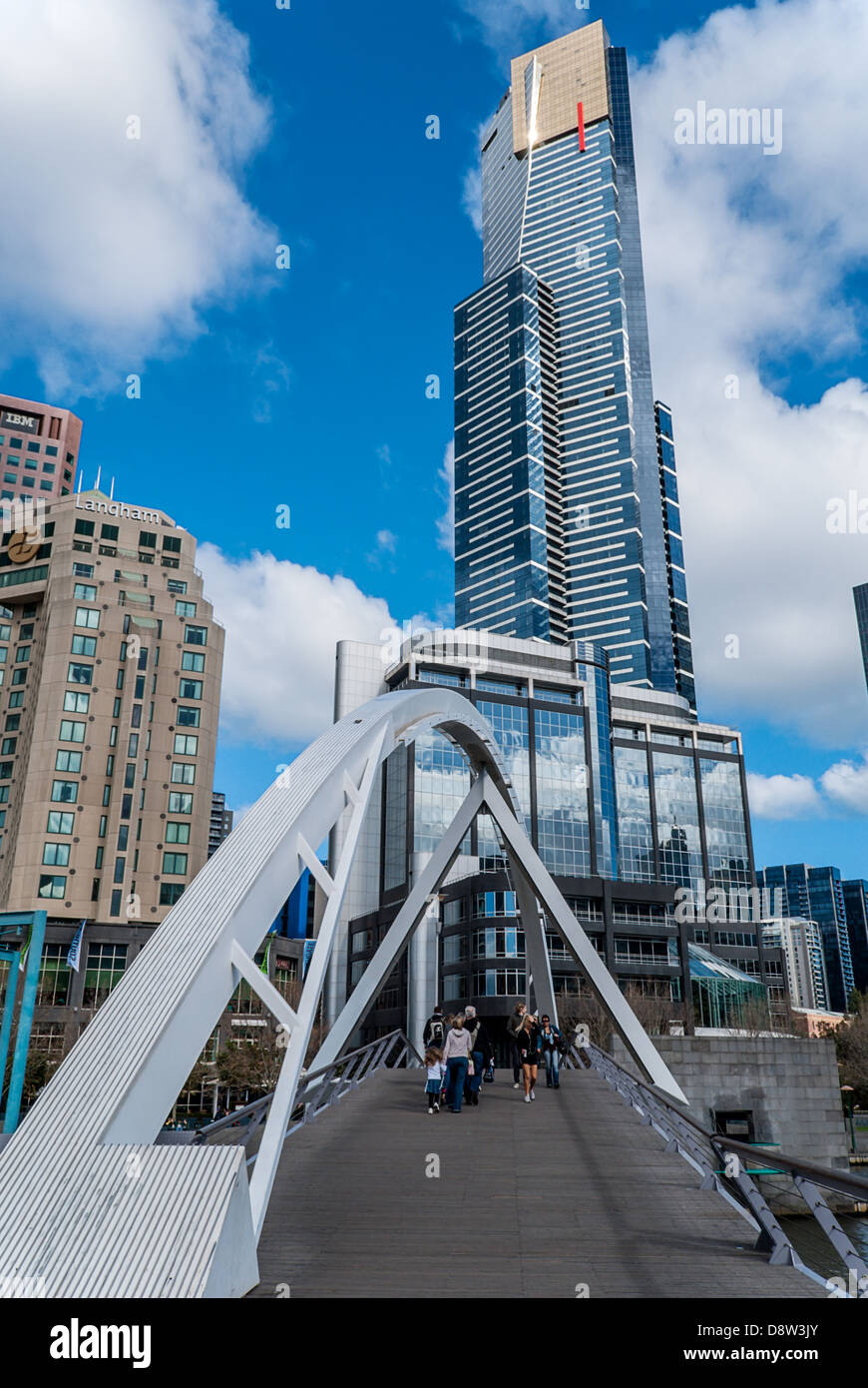 Una vista lungo il fiume Yarra da Southbank, parte del quartiere centrale degli affari di Melbourne, Australia. Foto Stock