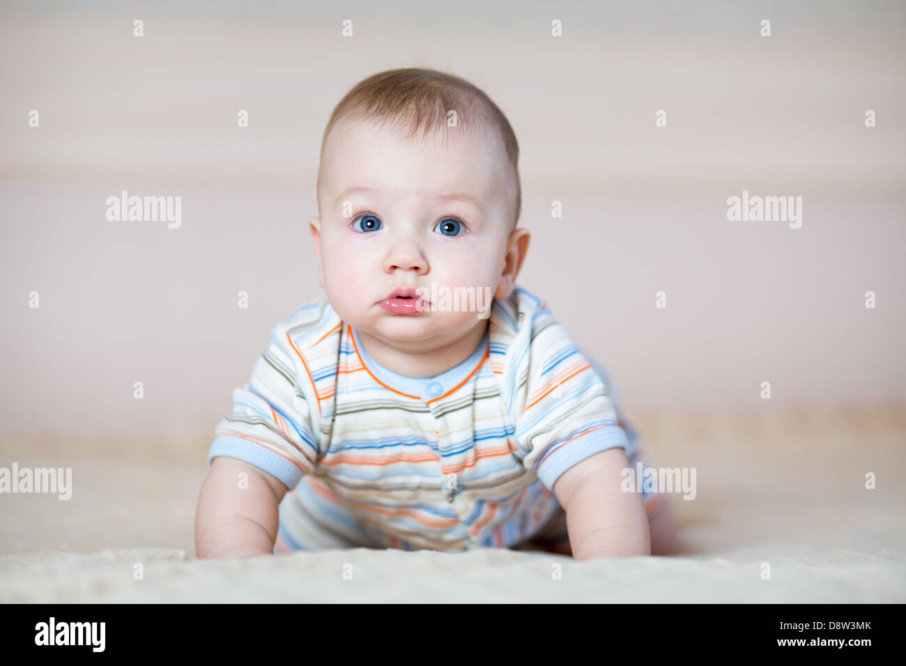 Baby boy in ambienti interni Foto Stock