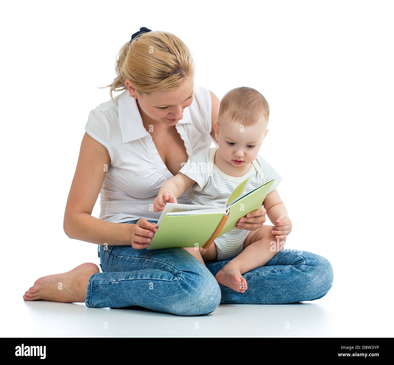 Madre la lettura di un libro per il suo bambino Foto Stock