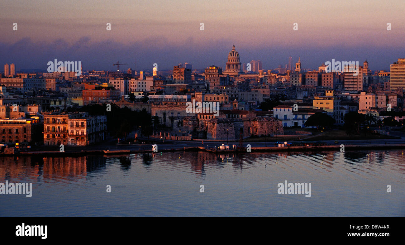 Vecchia Città dell Avana da Casablanca a sunrise, cupola del Capitolio al centro, Cuba Foto Stock