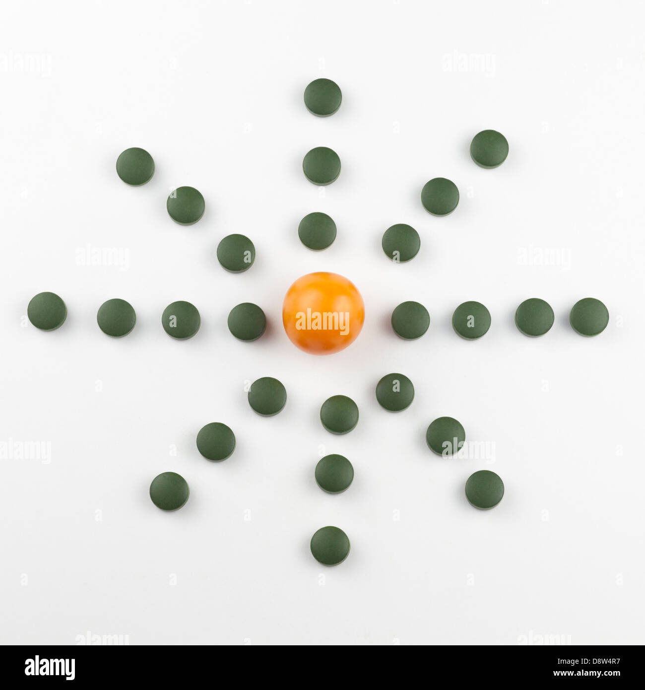 Compresse di bacche d'oro fresche (Physalis peruviana) e di alghe di clorella verde a forma di stella Foto Stock