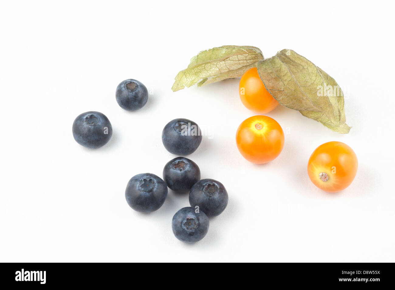 Bacche dorate fresche (Physalis peruviana) e mirtilli (Vaccinium). Frutta tagliata su sfondo bianco Foto Stock