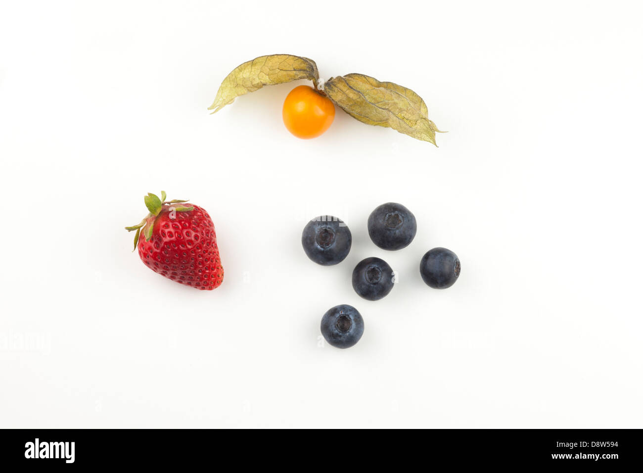 Frutta fresca: Bacche d'oro (Physalis peruviana), fragole e mirtilli, su sfondo bianco Foto Stock