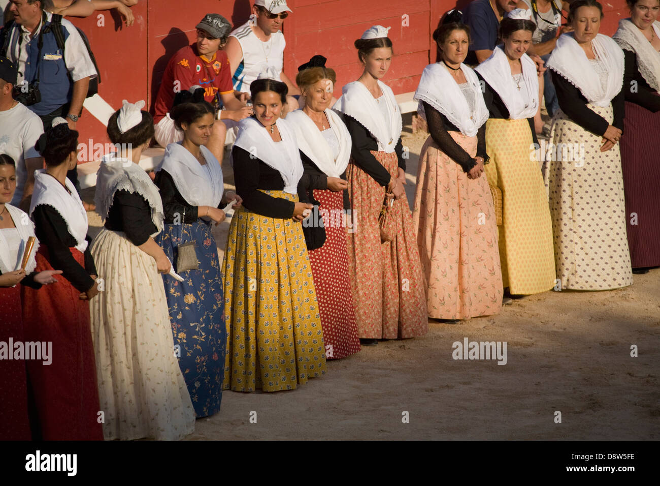 Una fila di donne in piedi in Arena vestito in costume Arlésienne prima una  corrida, Arles, Francia Foto stock - Alamy