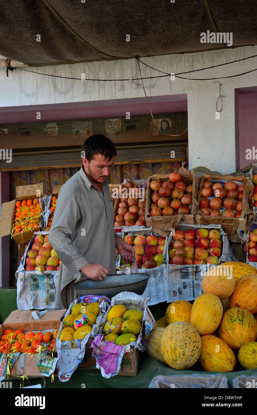 Sul lato della strada frutto venditore: Islamabad, Pakistan Foto Stock