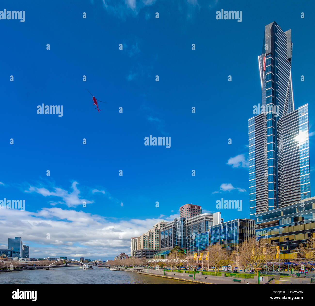 Un corretto un ampio angolo di visione di un elicottero volando sopra il fiume Yarra da Southbank, nel centro di Melbourne, Australia. Foto Stock